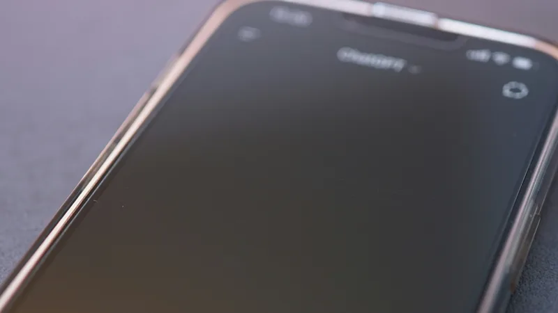 Un téléphone ouvert sur un assistant, où l'on tape : « Trouve-moi un avocat », puis un comptable, un artisan, un cabinet de recrutement.