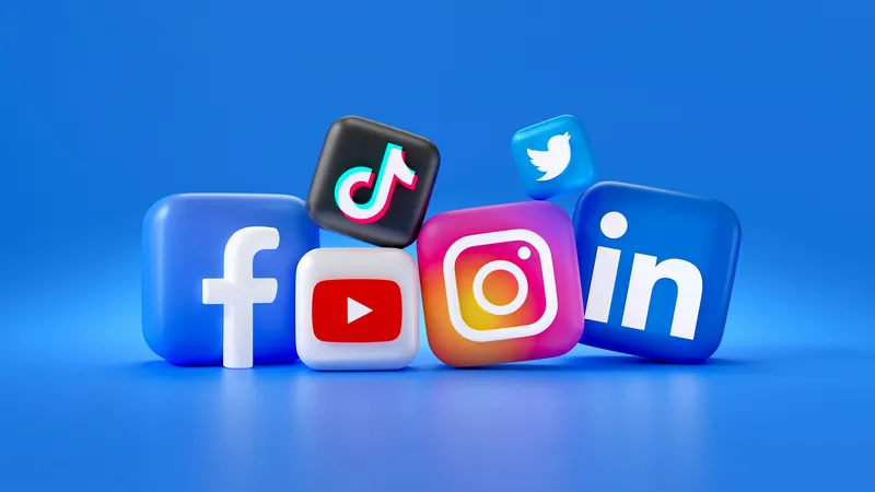 Les icônes des principaux réseaux sociaux, en relief sur un fond bleu.