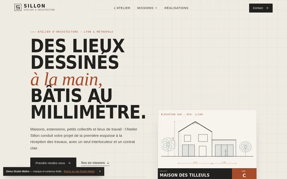 Haut de la page d'accueil du site de démonstration Atelier Sillon : grande photo d'architecture et titre manuscrit.