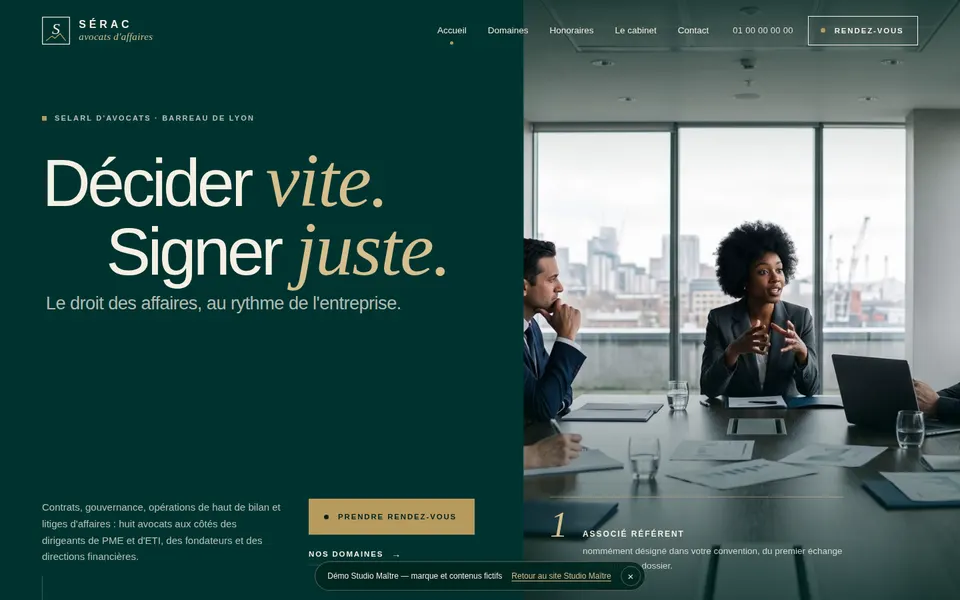 Haut de la page d'accueil du site de démonstration Sérac Avocats : composition sobre, grand titre, photo de bureau.
