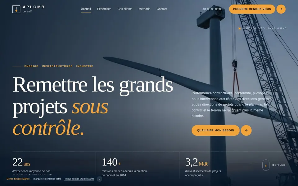 Haut de la page d'accueil du site de démonstration Aplomb Conseil : fond encre et marine, accent ambre, photo de chantier à l'aube.
