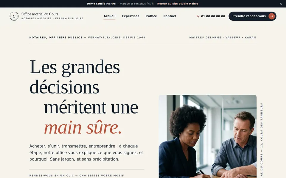 Haut de la page d'accueil du site de démonstration Office notarial du Cours : fond ivoire, titre en italique terracotta, prise de rendez-vous par motif.